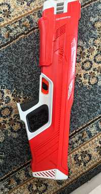 Продавам воден пистолет(автомат) Spyrathree red