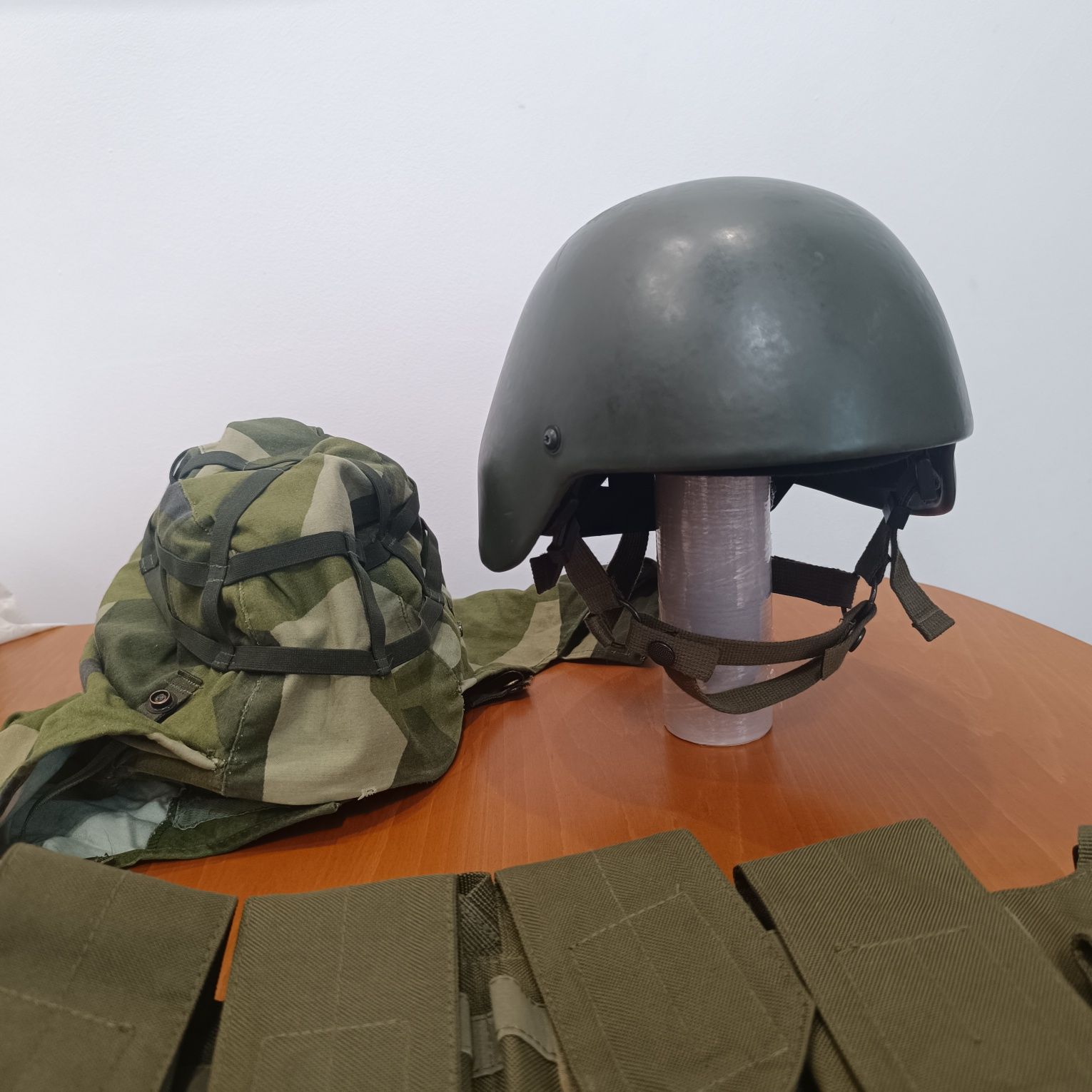 Шведска каска от 1990г с падащ чохъл и тактическа сбруя