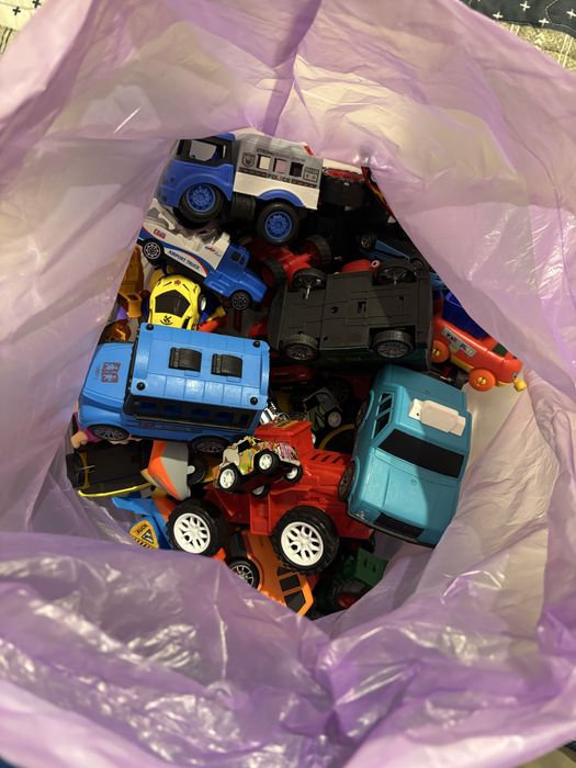 Продам пакет игрушечных машинок за 5000 тенге.