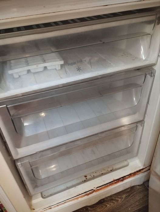 Холодильник Аристон один мотор рабочии.