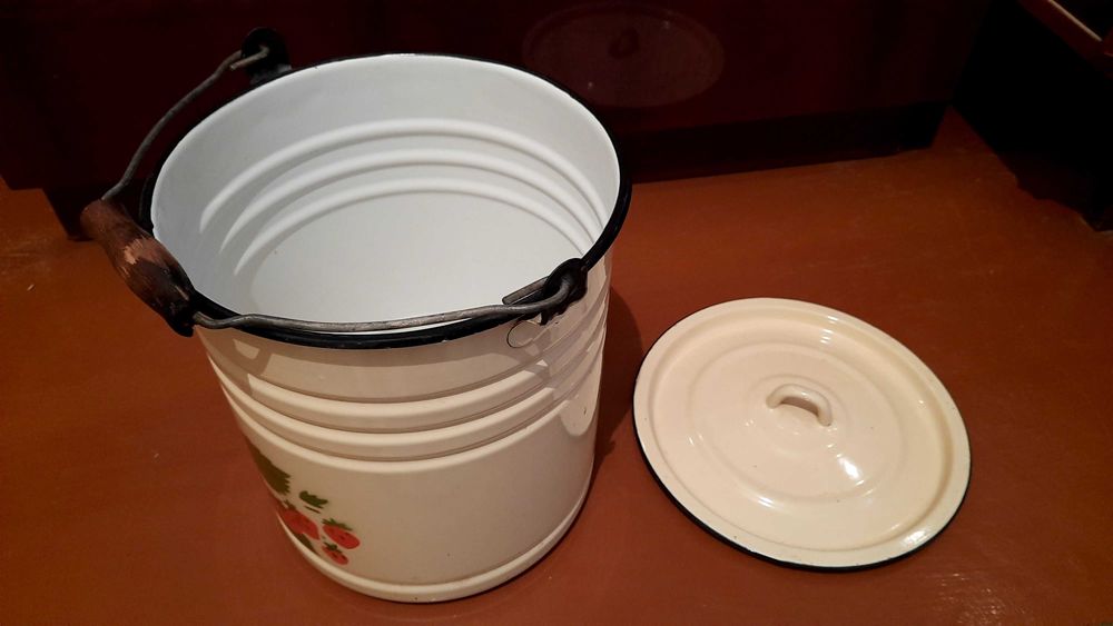 Эмалированное ведро