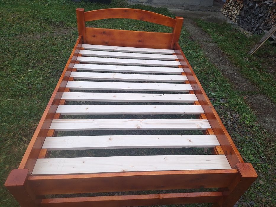 Pat din lemn masiv