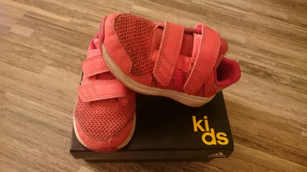 Маркови маратонки Адидас/ Adidas за малки принцеси на супер цена!