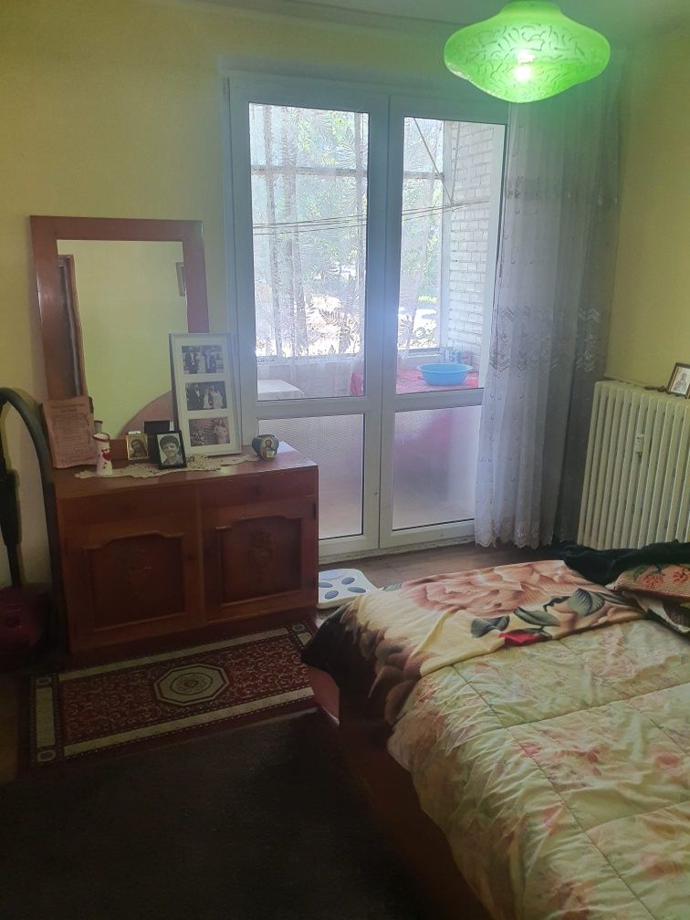 Vînd 2camere tig2 etaj 1  cu 2balcoane geam baie