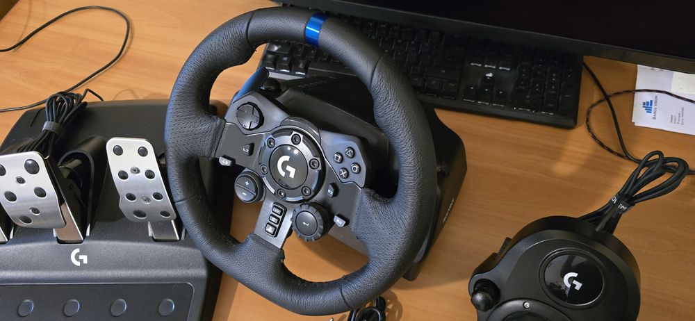 Волан с педали и шифтър Logitech G923 PC and PlayStation