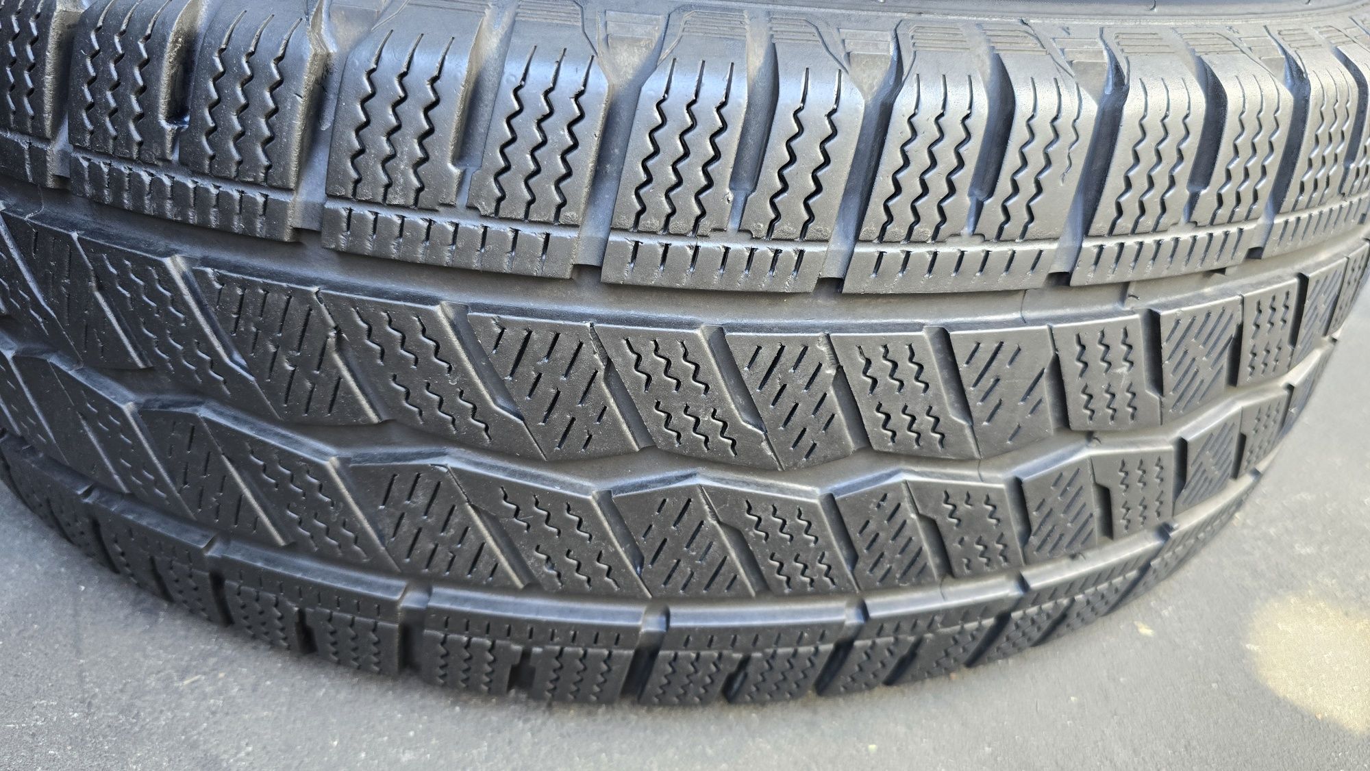 2 anvelope iarnă Hankook 235/65/16 C - dot 2022