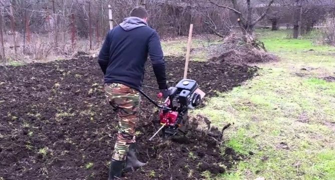 Вспашка земли мотоблоком