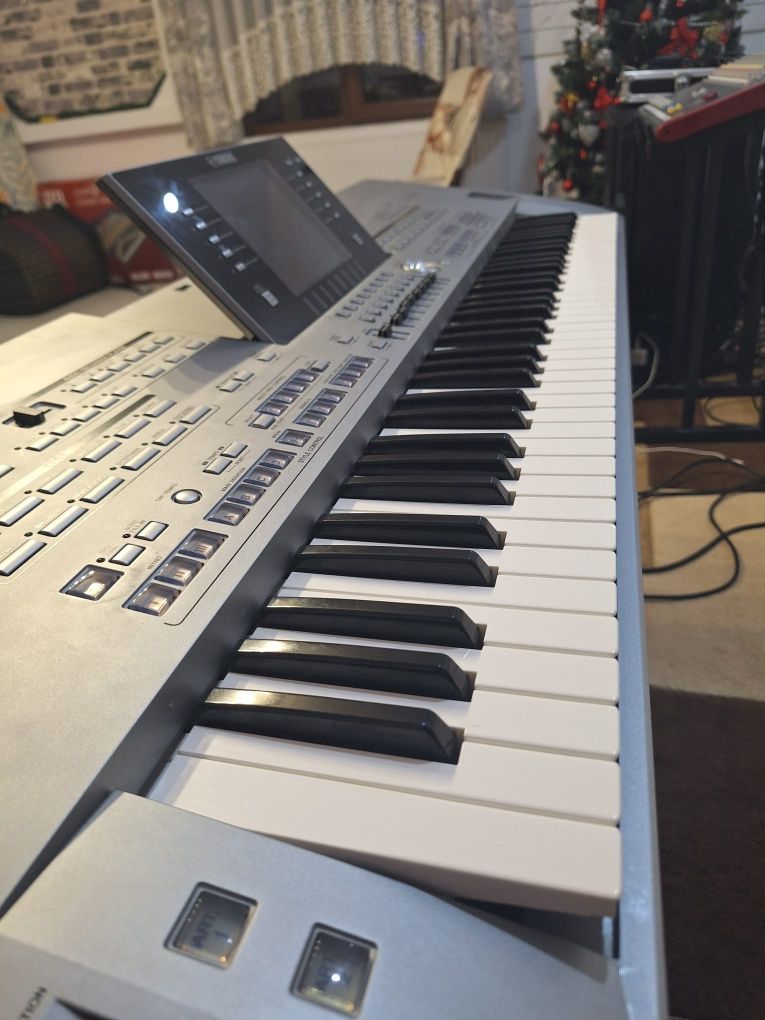 Vând Yamaha Tyros 5