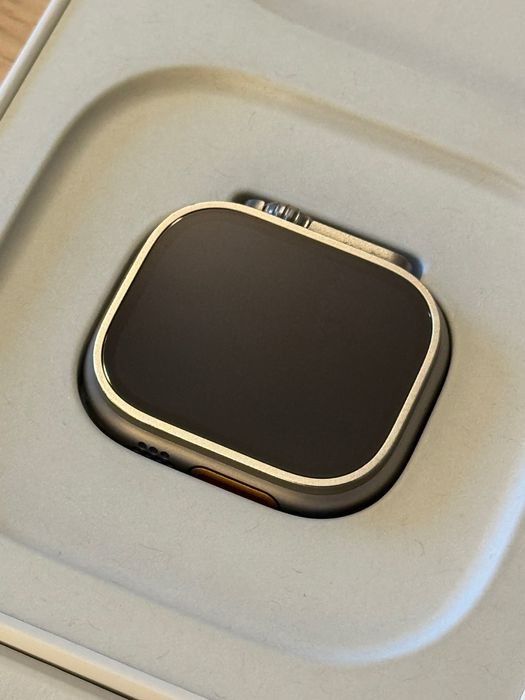 Apple Watch Ultra 49mm + оригинална Titanium Milanese Loop + 10 каишки