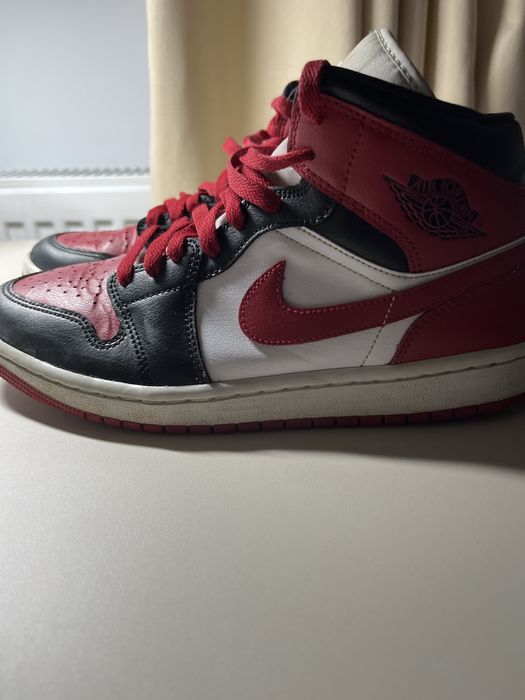 Jordan 1 mid rosi cu negru si alb.dau sj la schimb