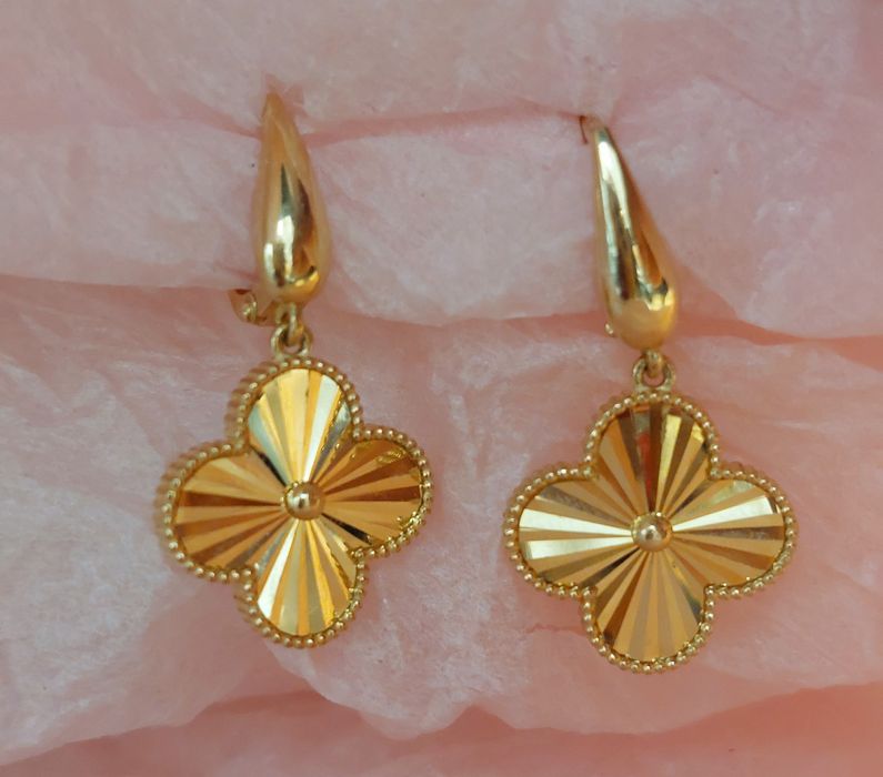 Продам элегантные серьги под известный бренд