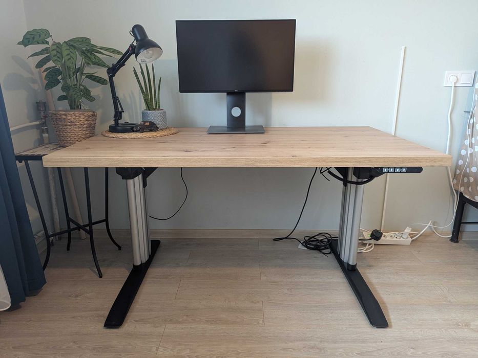 Електрическо бюрo с регулируема височина, цена 400лв