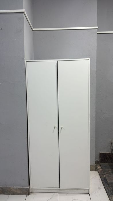 Продаётся белый шкаф.