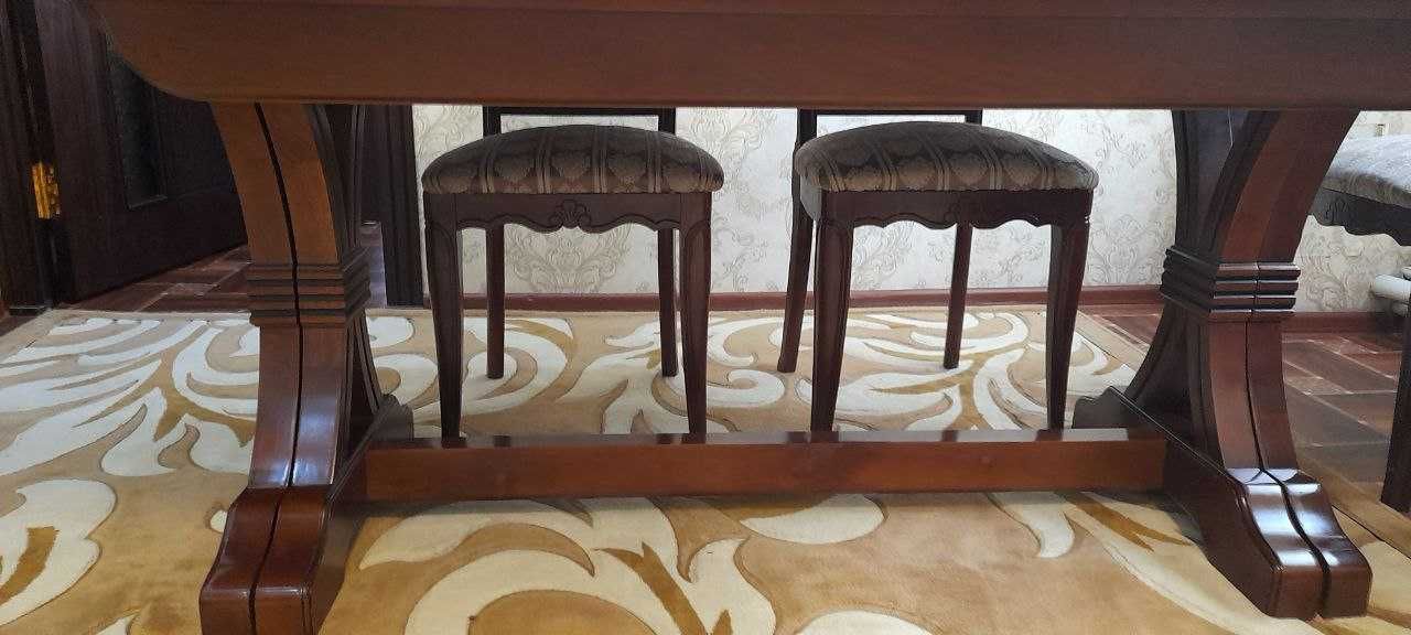 Стол для гостиной и стулья