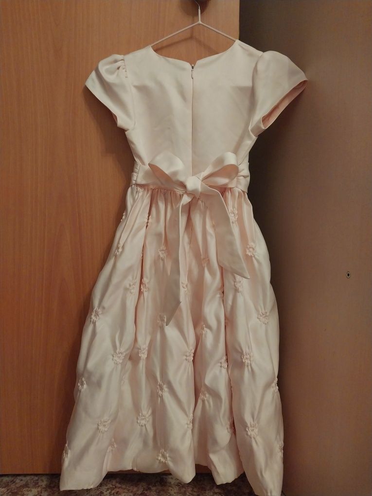 Продам нарядное платье!! На девочку 5-7 лет цвет бледно розовый!!