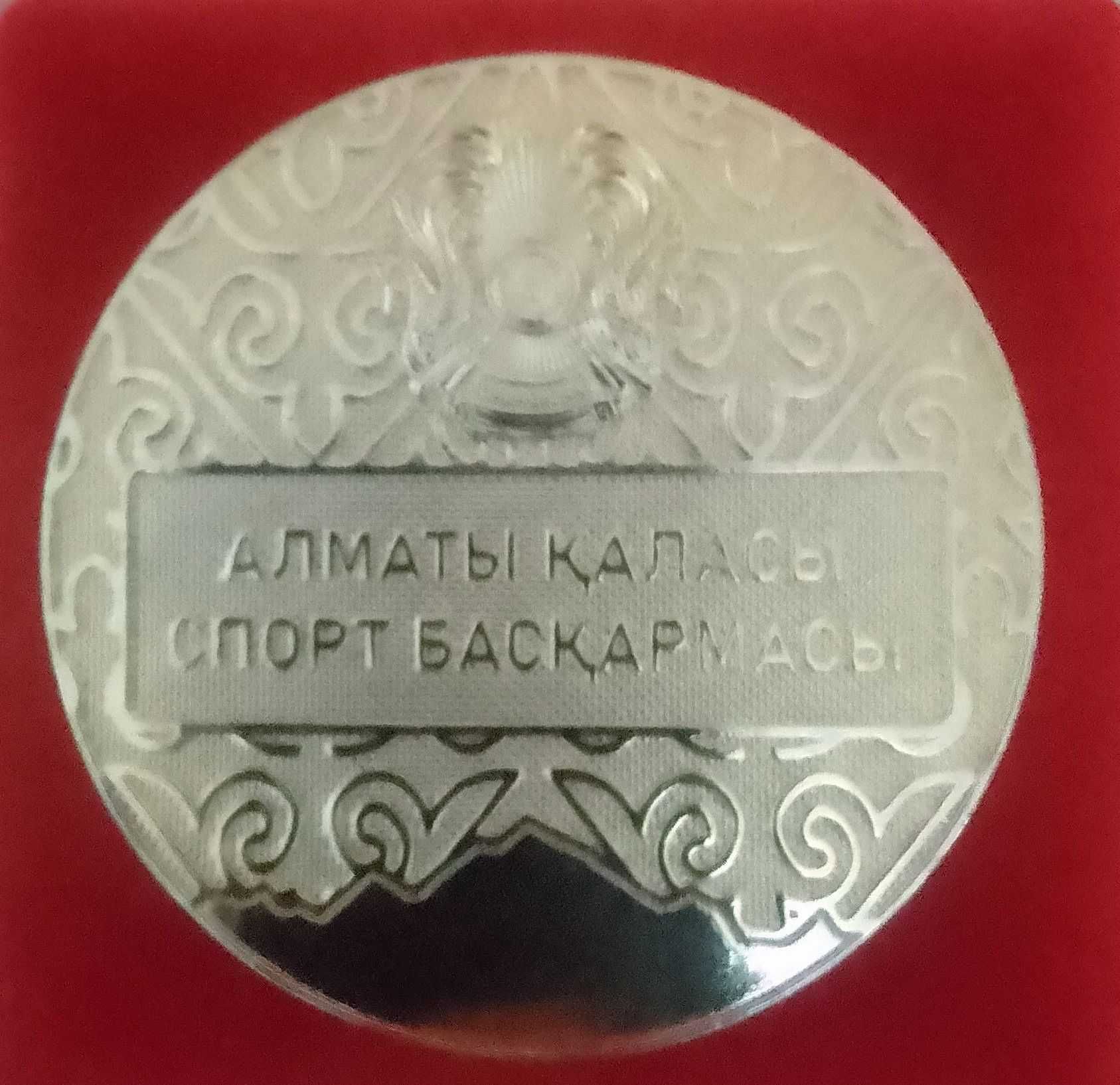Продам подарочную медаль новую в коробке