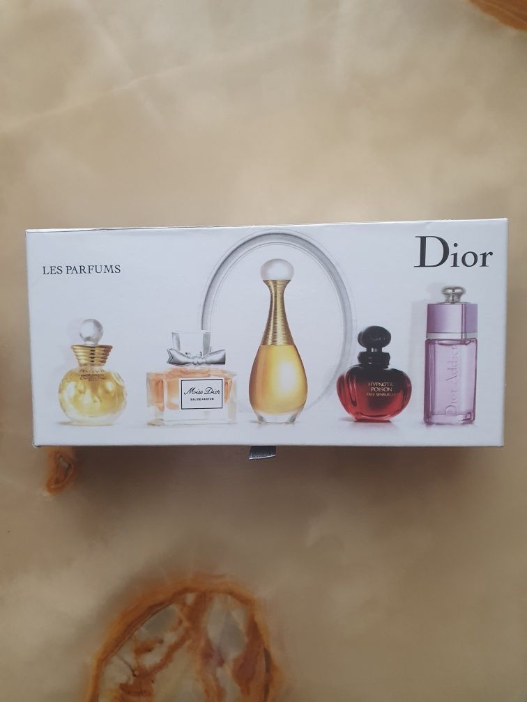 Vând parfumuri mini dior