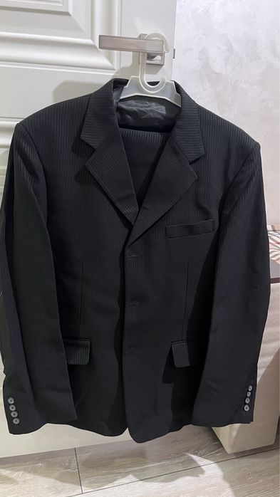 Новый мужской костюм в чехле.