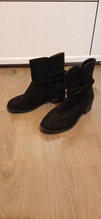 Дамски боти 2 чифта по 10 лева всеки чифт