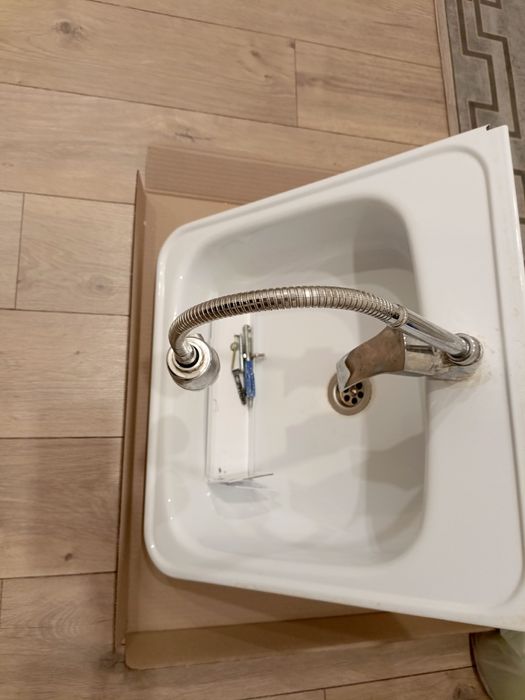 Раковина на кухню вместе с сифоном и смесителем