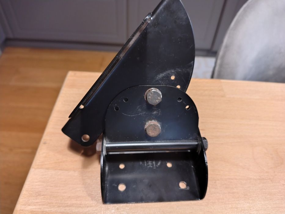 Suporți boxe 25 kg negre reglabile.