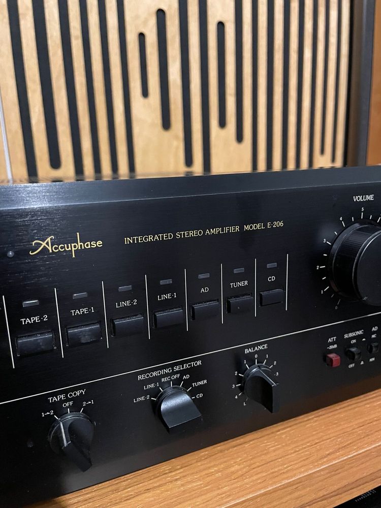 Accuphase E-206.