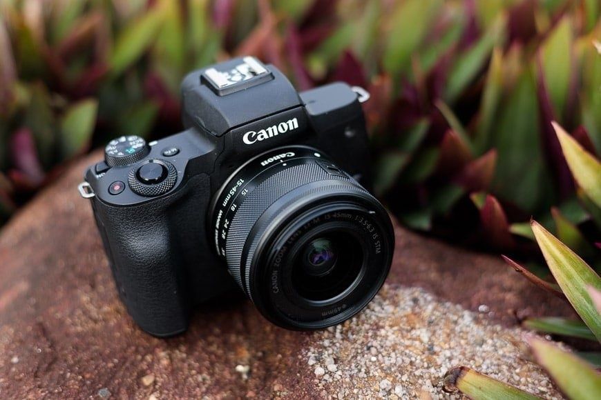 Продается фотоаппарат Canon EOS M50 объектив Canon 15-45mm STM