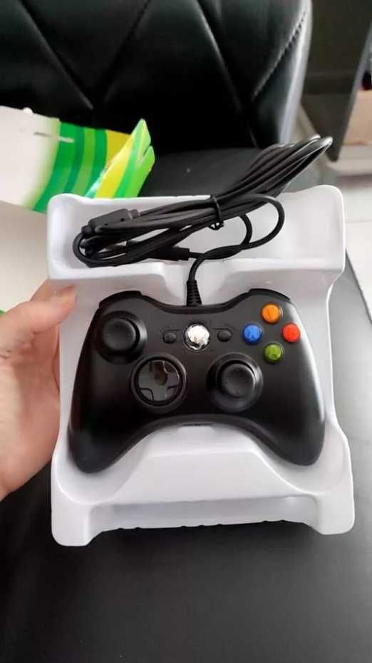 Геймпад джойстик с кабел, черен, за конзола за игри Xbox 360 и PC