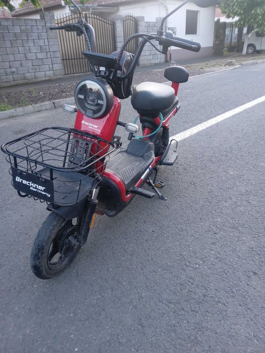 Moped electric rosu