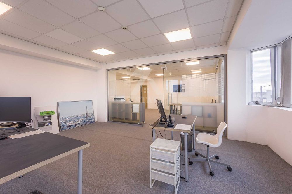 Дава под наем просторен офис в ж. к. Хаджи Димитър