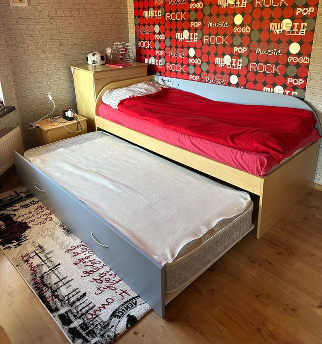 Легло заедно с бюро и нощно шкафче