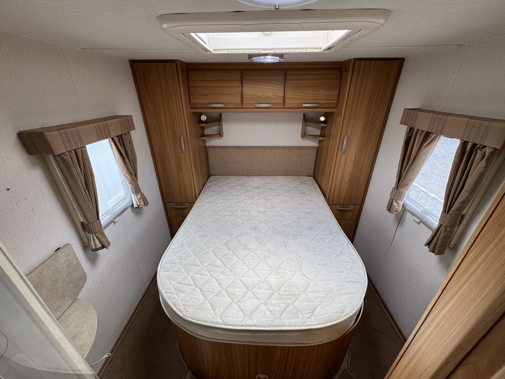 Rulota 2010 lunar lexon SI cu pat island,motor mover, cort mare etc