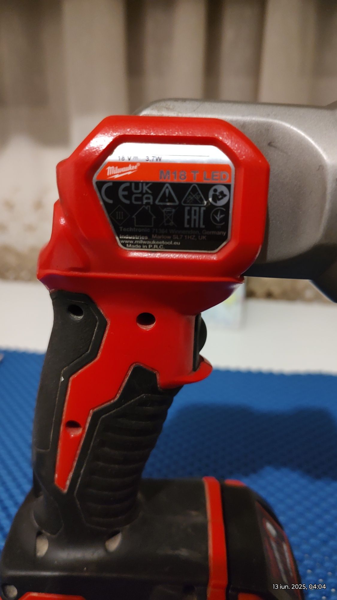 Vând lanterna lampa milwaukee m18 cu acumulator 2.0ah