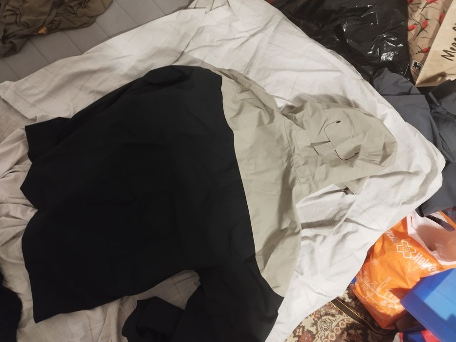 Vând pantaloni geci material impermeabil