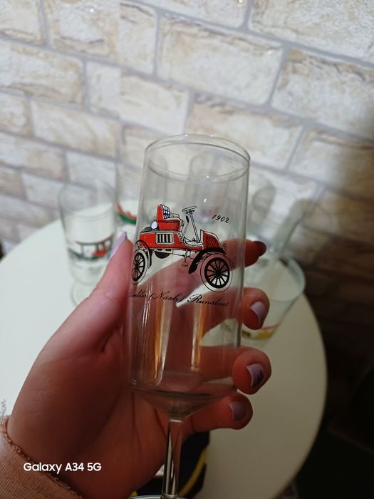 Уникални ретро чаши със ретро коли изобразени