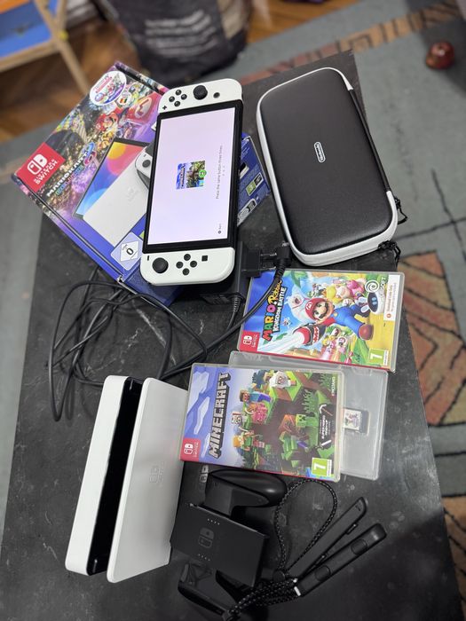Nintendo Switch Oled + husa şi 3 jocuri incluse aproape nou