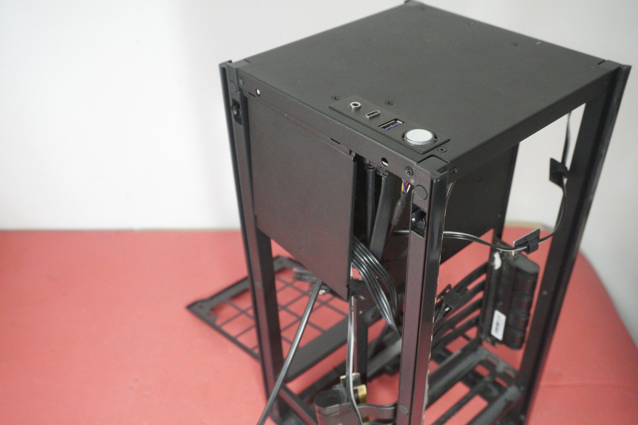 [ITX] Kутия NZXT H1 v1 + 650W Gold SFF PSU + 140mm водно