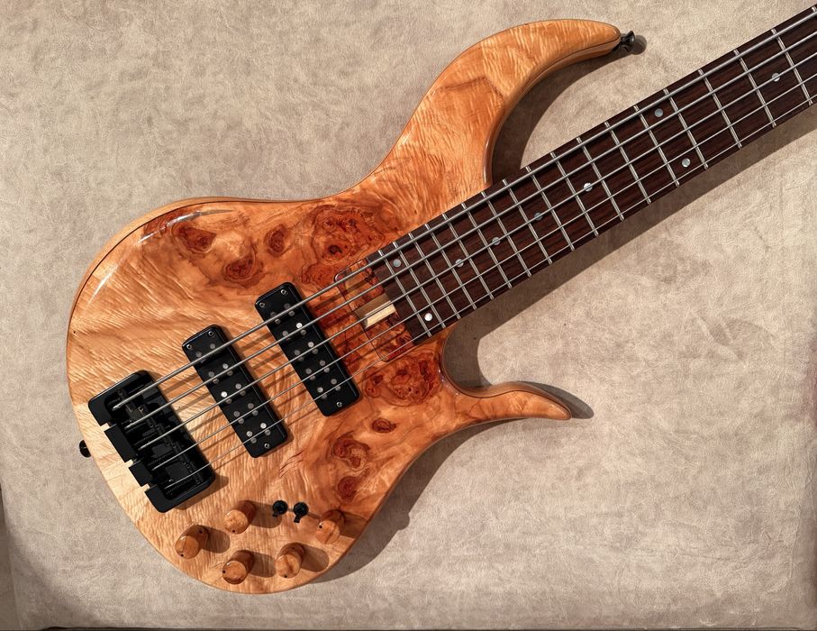Chitara bass Mirel Voievod 5