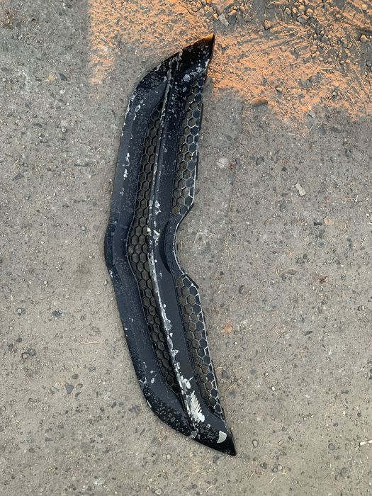 Решетка бампера на ярис