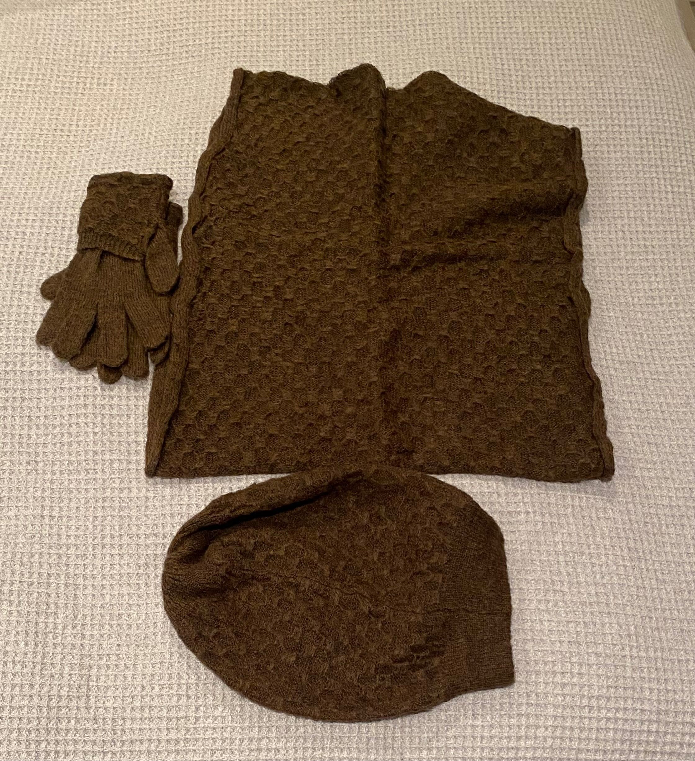 Комплект шал, ръкавици и шапка на Guy Laroshe