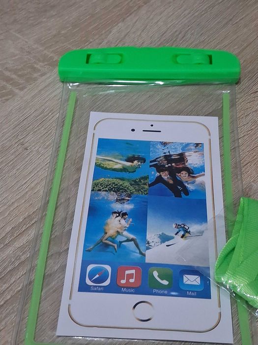 Husa impermeabila potrivita pentru drumetii la munte, zapada sau inot