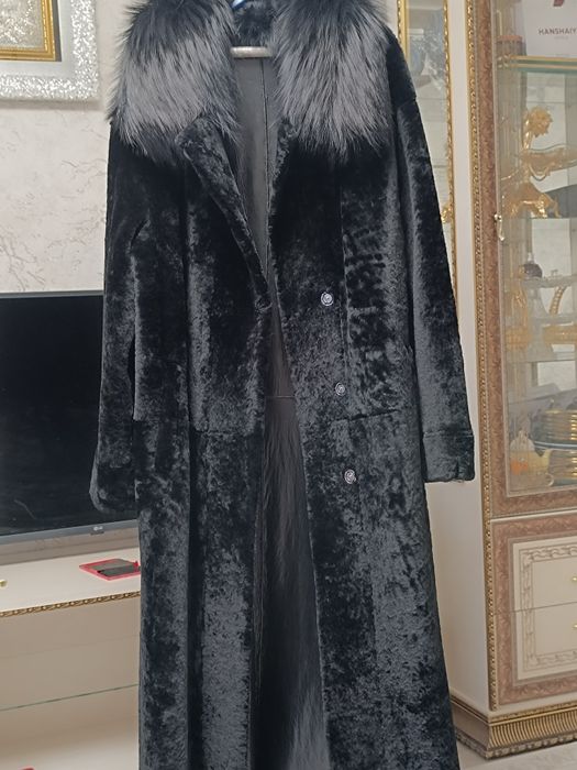 Продам натуральный астраган с натуральный воротником  новый .