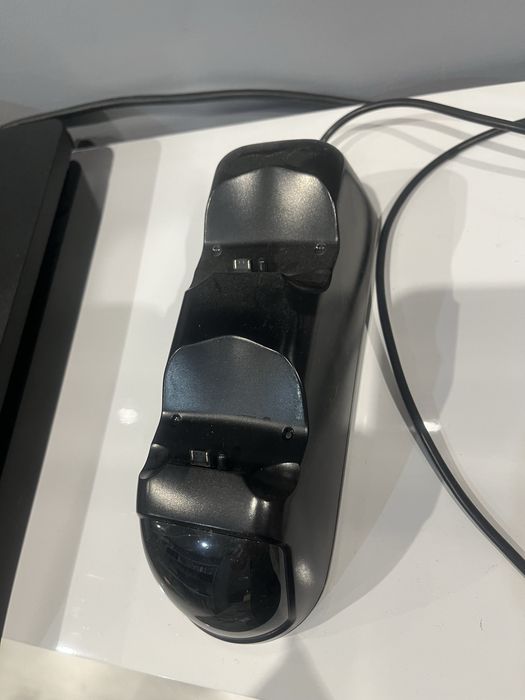 PlayStation 4 + зарядна станция + 2 контролера + 8 игри