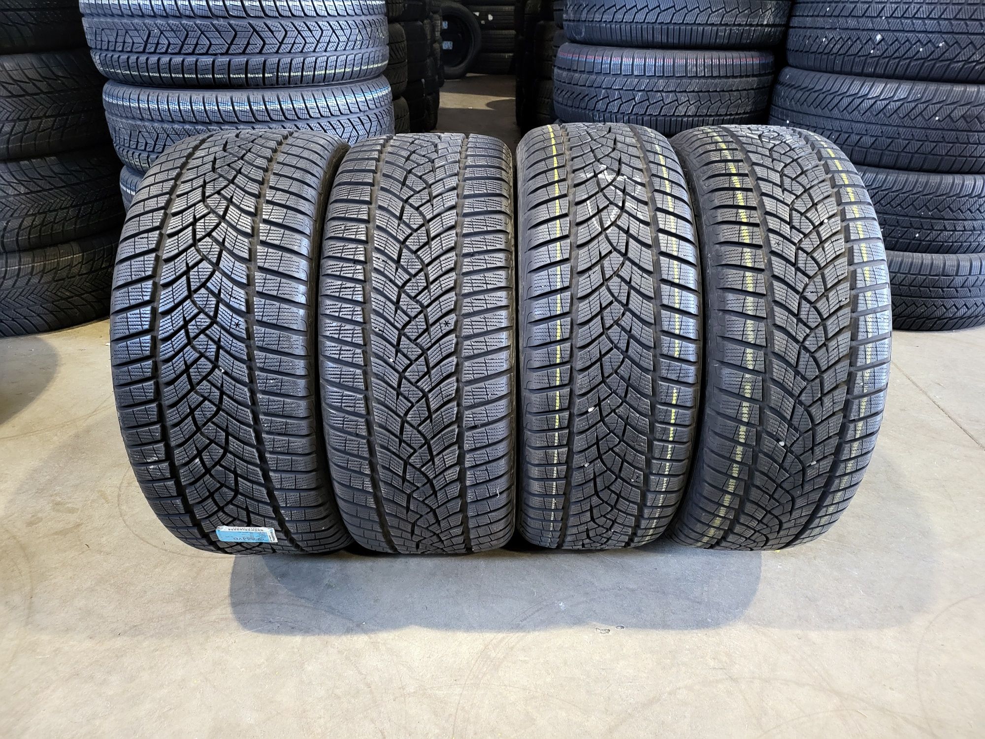 255/40/20//235/45/20 Goodyear