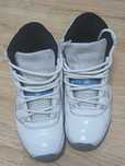 Vand Jordan 11 Retro Low Legend Blue Yellowing marimea 44 UK 9