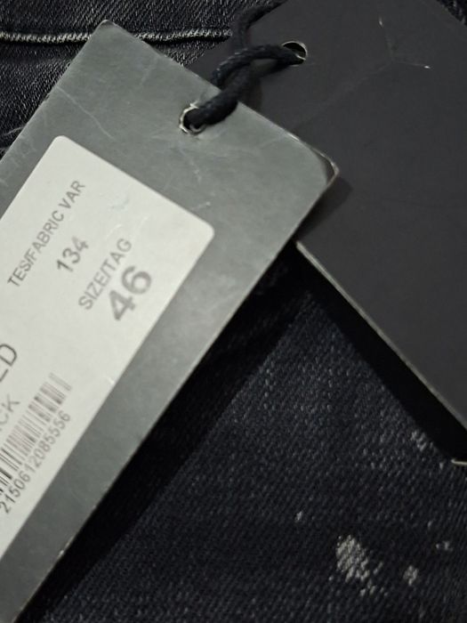 Vând blugi culoare negru