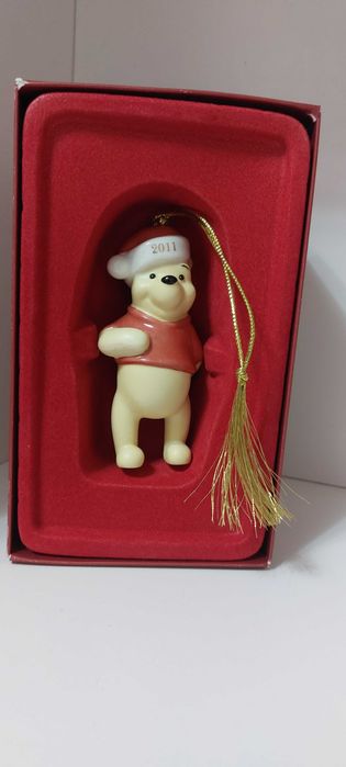 Продуктът е коледна играчка "Мечо Пух" от Lenox, изданието за 2011 г.