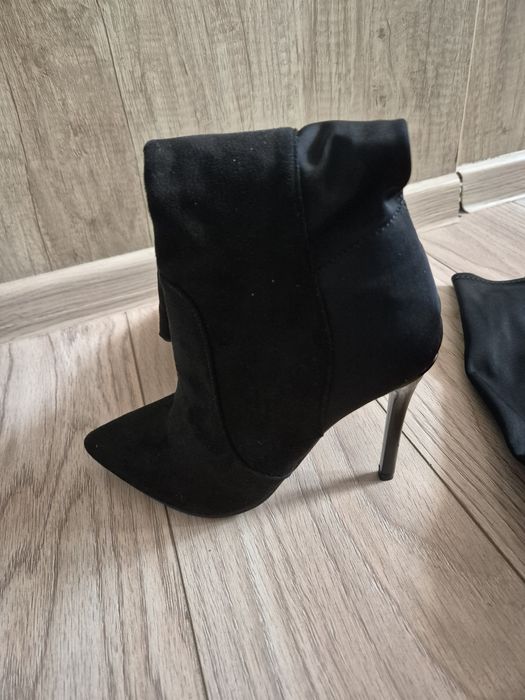 Нови елегантни ботуши на висок ток