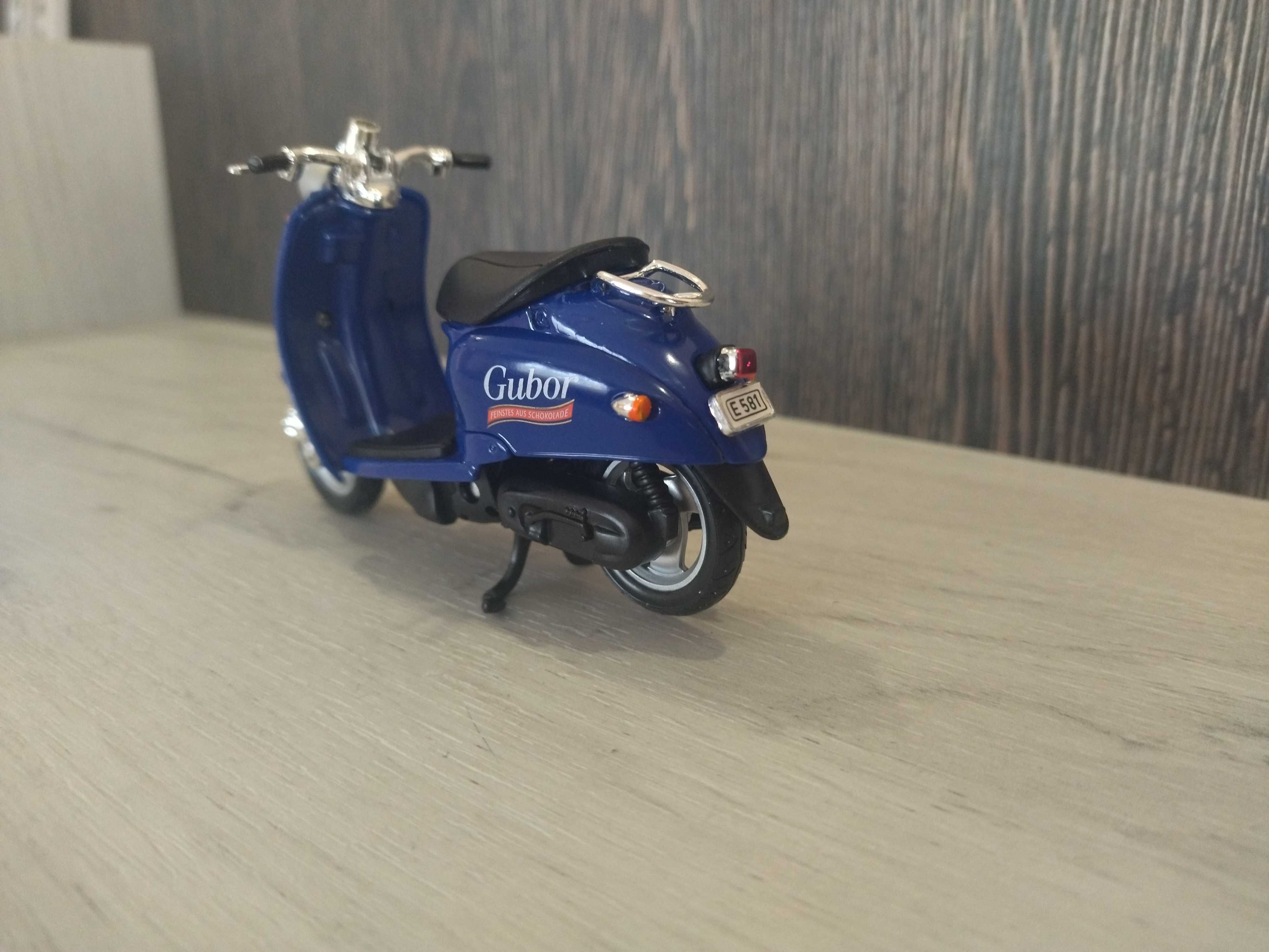 Метално скутерче Vespa !!!