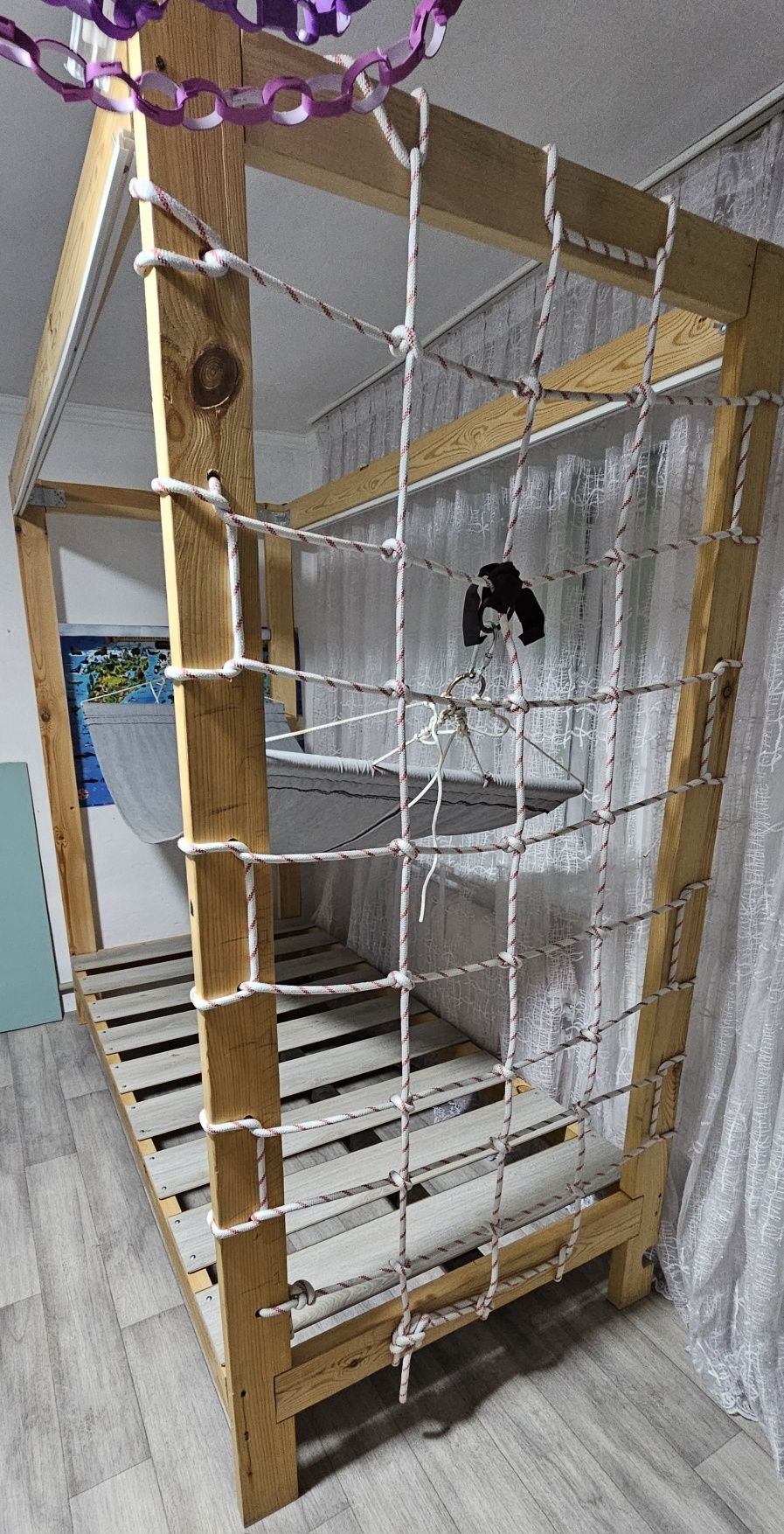 Продам б. У в хорошем состоянии. Кровать с гамаком без матраса.